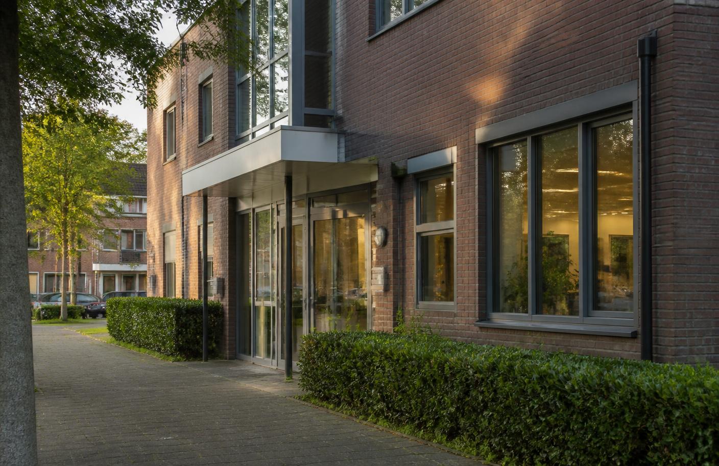 Het pand van de praktijk aan de Dunantstraat in Zoetermeer in de avondzon